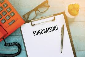 Projectplan en fondsenkalender op tafel met checklist